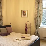 Modern Všehrdova Apartment Prag