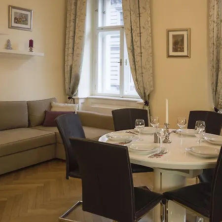 Modern Vsehrdova Apartament